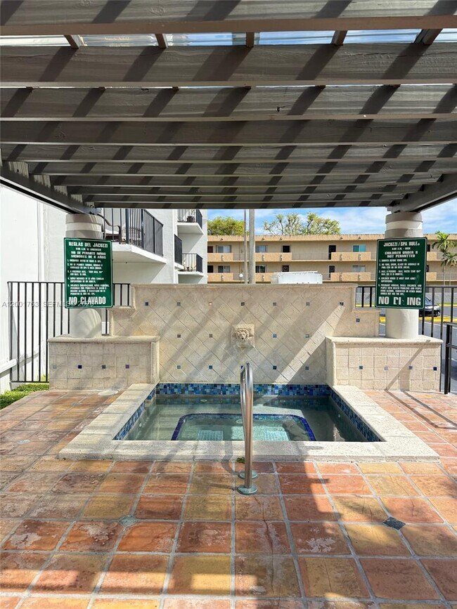 Building Photo - 10403 N Kendall Dr