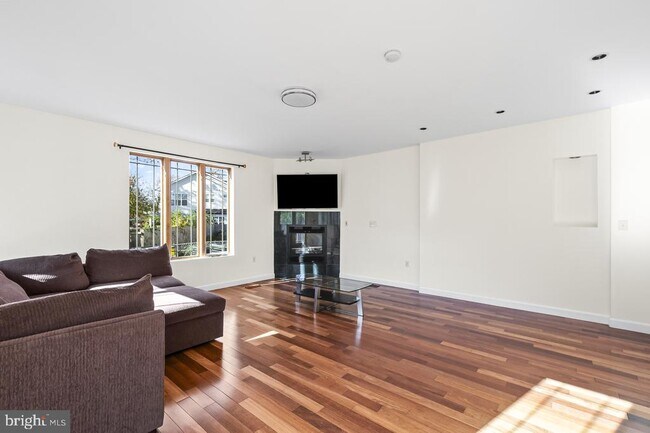 Building Photo - 10009 Sinnott Ct