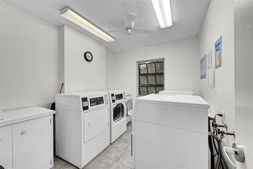 Building Photo - 2200 NE 66th St