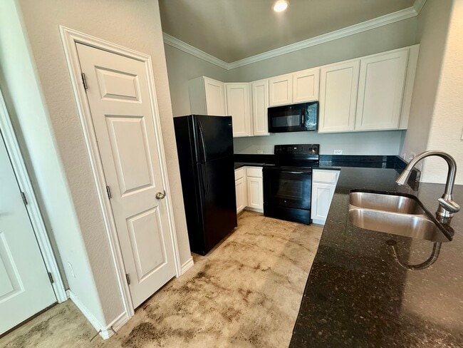 Building Photo - 8331 Breezy Cv