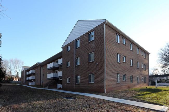 Building Photo - Maple Court Apartments