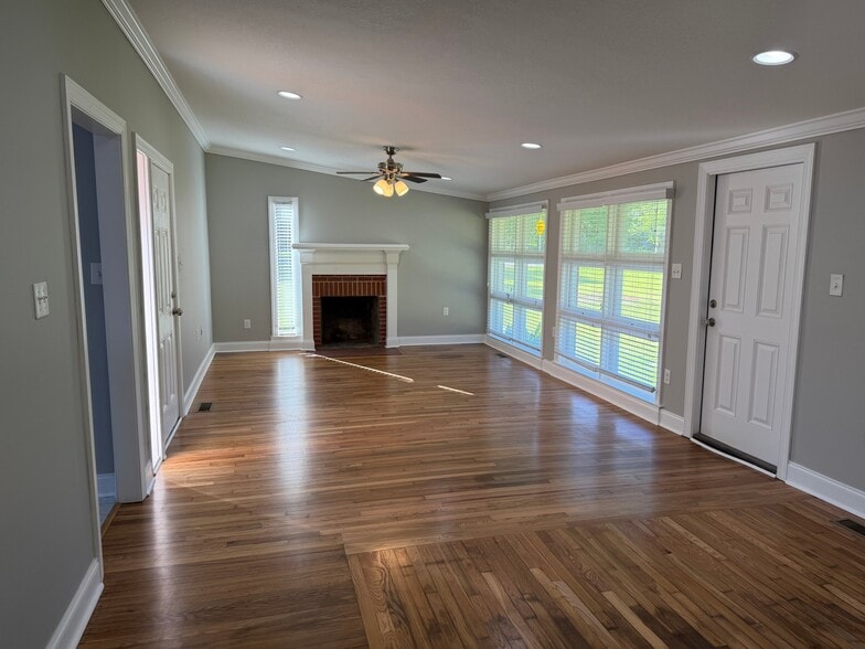 Building Photo - 1016 Forest Glen Dr