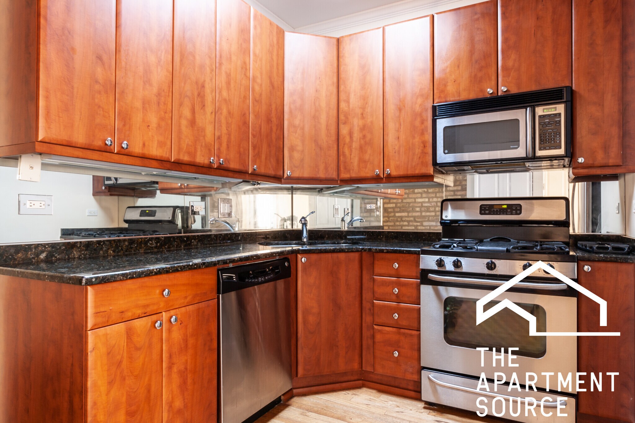 Building Photo - 626 W Roscoe St