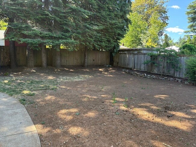Building Photo - 3 bedroom/1 bath home with additional deta...