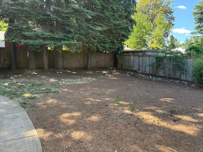 Building Photo - 3 bedroom/1 bath home with additional unat...