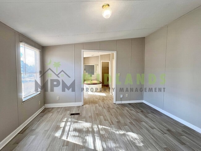 Building Photo - 323 Tabor Dr