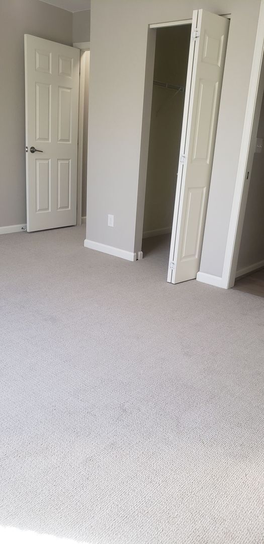Building Photo - 3 bedroom, 2.5 bath duplex Move In August 10th!!