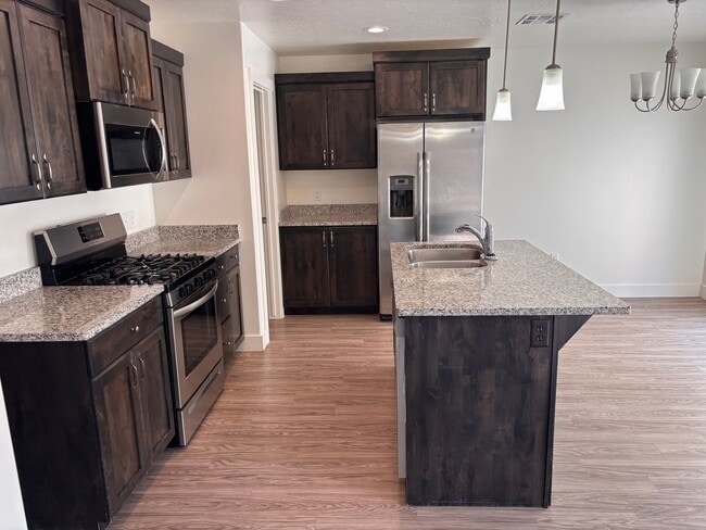 Building Photo - 4 bed | 2 1/2 bath | 2 car garage in Deser...