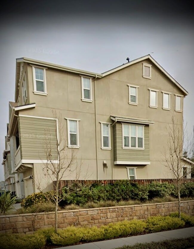 Building Photo - Luxury 4BR Home with Dual Side Yards, Putt...