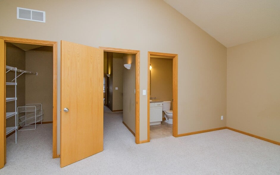 Building Photo - 1838 N Dubuque St