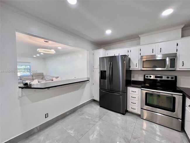 Building Photo - 5140 SW 40th Ave