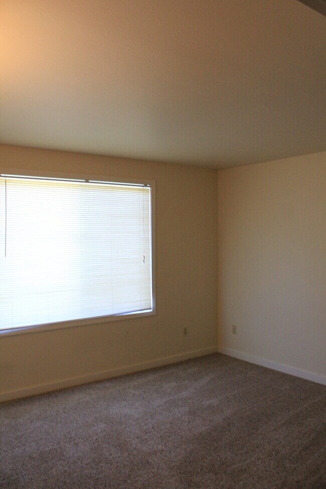 Building Photo - 1308 N Brooklane St