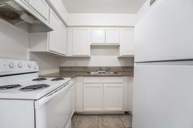 Building Photo - 1 Bedroom Downstairs  Condo Unit Near the ...