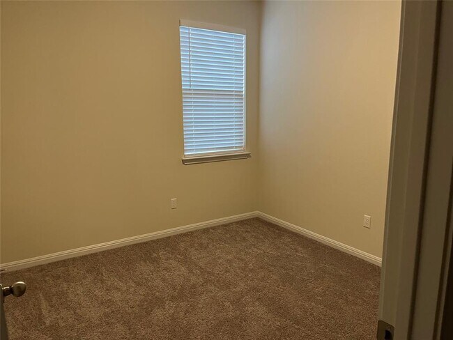 Building Photo - 605 Elm Green St