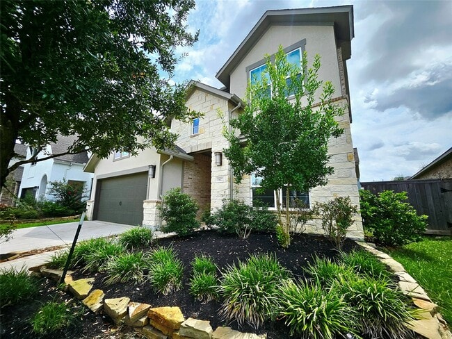 Building Photo - 15822 Pilot Knob Dr