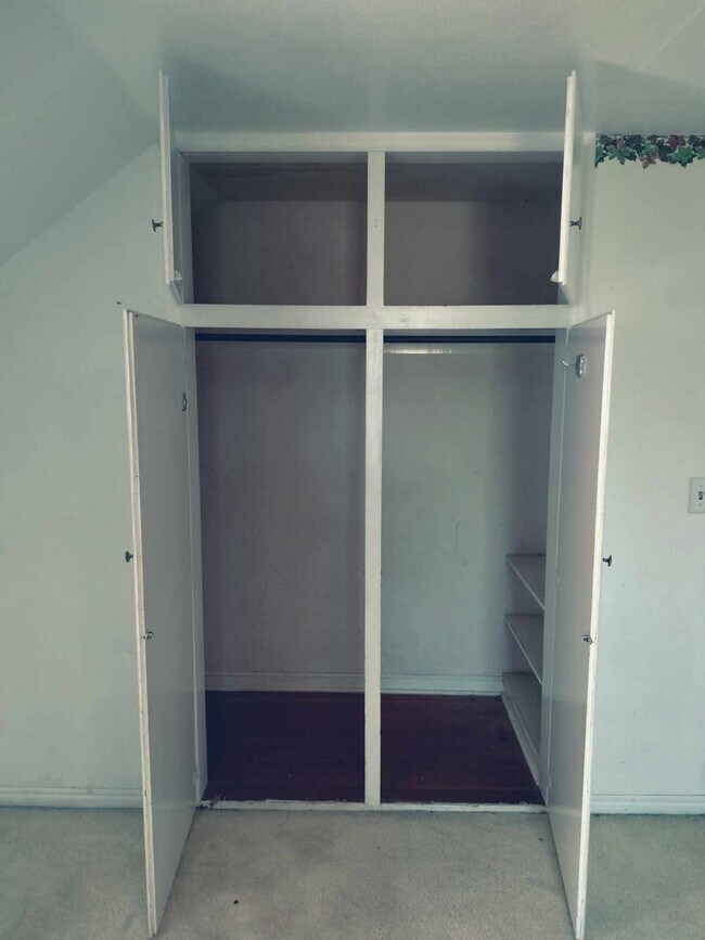 Building Photo - Charming 5 Bed, 2 bath home in the heart of Rexburg with detached 3 CAR GARAGE!!!!