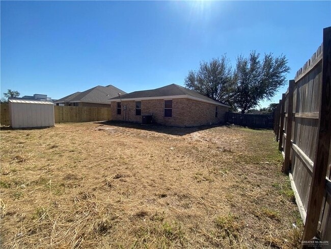 Building Photo - 3105 E Laurel St