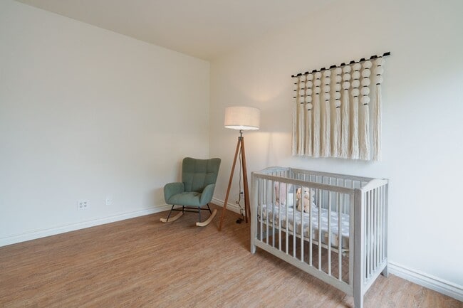 Building Photo - BEAUTIFUL 4 BED 3 BATH UNIT!!!!!