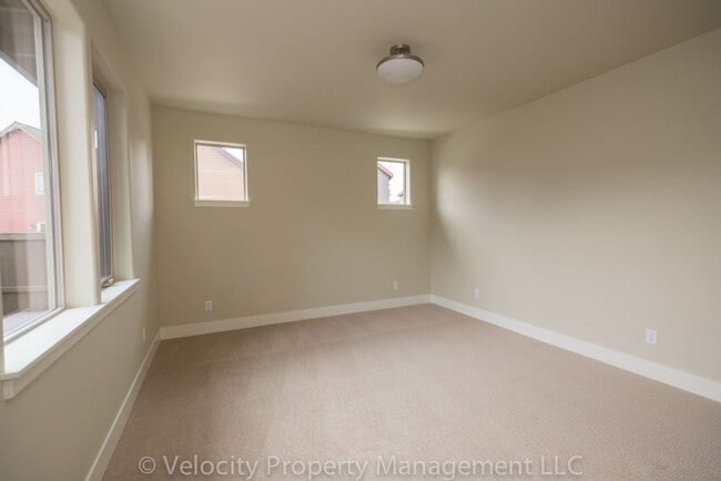 Building Photo - Townhome with Primary Bedroom on the Main ...
