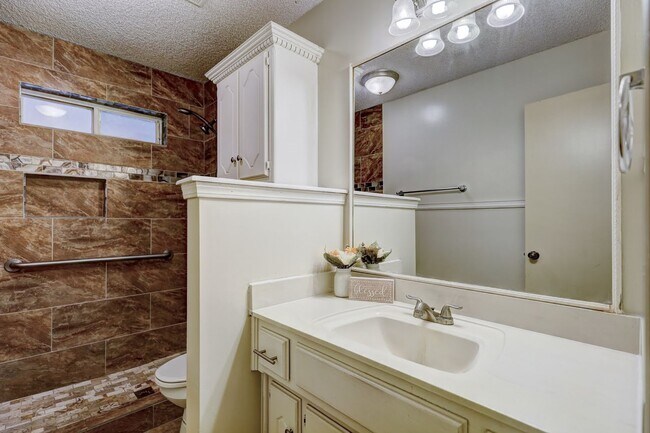 Building Photo - 3 Bed 2 Bath in OKC!