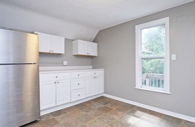 Building Photo - 1028 28th Ave NE