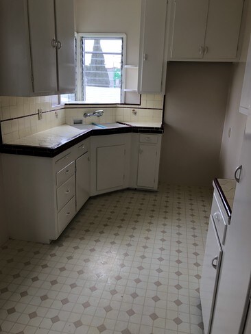 Building Photo - 914 E 68th St