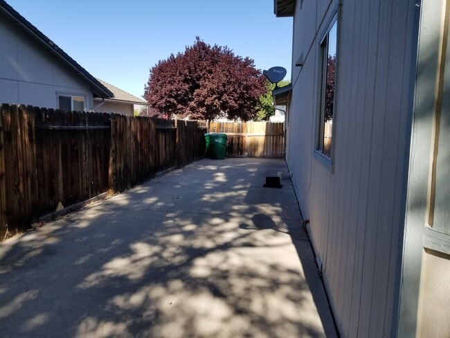 Building Photo - Walking Distance to neighborhood schools a...