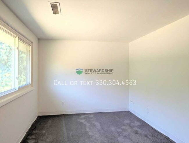 Building Photo - 376 Oak Mnr Ave NE