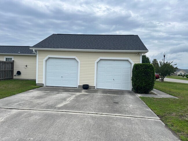 Building Photo - Charming Home with 2 car garage in Great Neighborhood