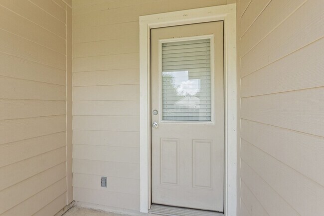 Building Photo - 404 Sloan St