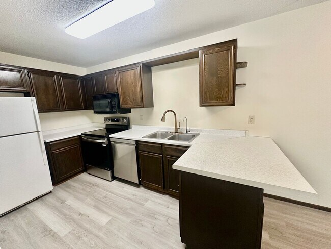 Building Photo - Elegant Townhome Living in a Prime Eagan Location!!