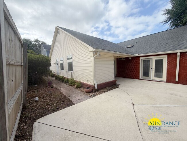 Building Photo - Spacious 5-Bedroom Home with Heated Pool & Hot Tub in Niceville!