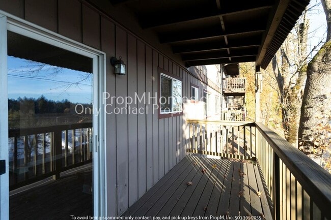 Building Photo - SW Portland Two Bedroom Condo In The Heart Of Burlingame!