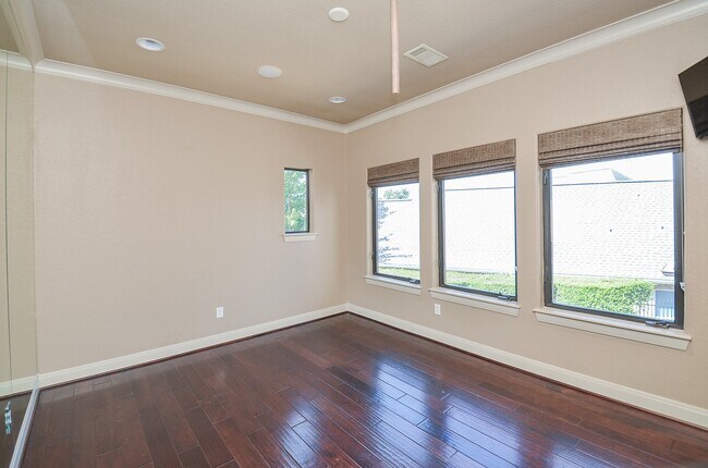 Building Photo - 12316 Oak Bend Cir