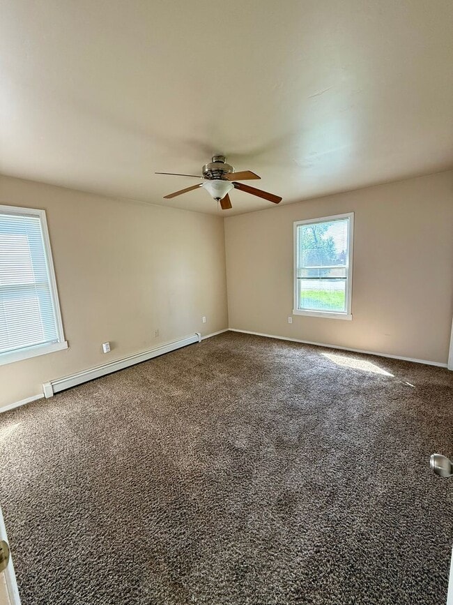 Building Photo - 5 bedroom 3 bath home in Belgrade with attached double garage