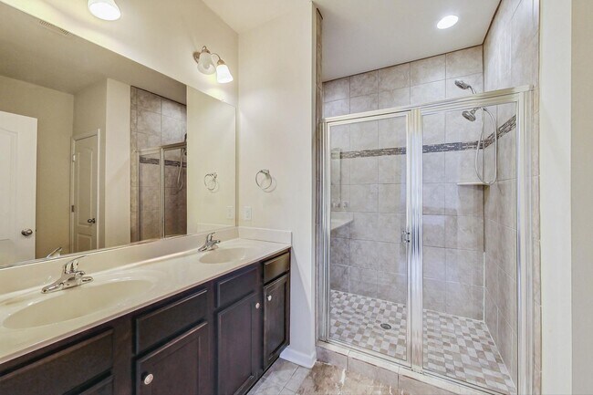 Building Photo - *Coming Soon* 3 bedroom, 2.5 bath Luxury Townhome in Market Square Subdivision!