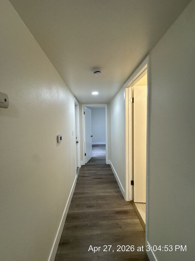 Building Photo - 2 Bedroom 1 Bath unit rent ready!