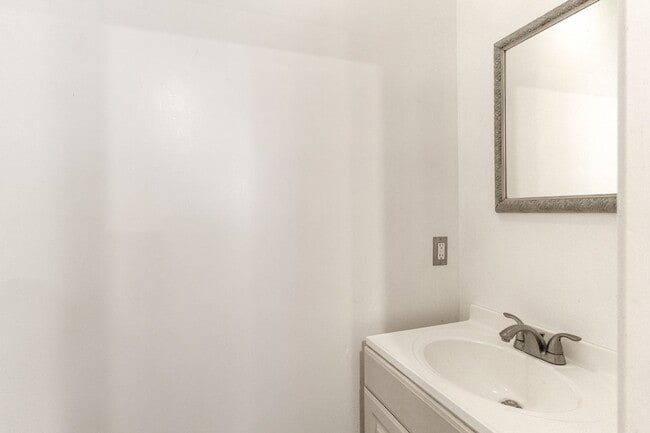 Building Photo - 3 Bedroom, 2 Bathroom Home with Full Finished Basement