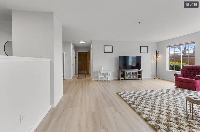 Building Photo - 2 Bedroom Condo in Fashion Valley