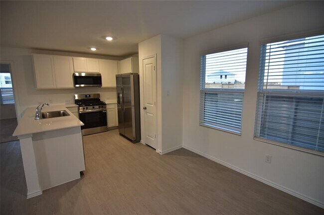 Building Photo - 343 Keefer