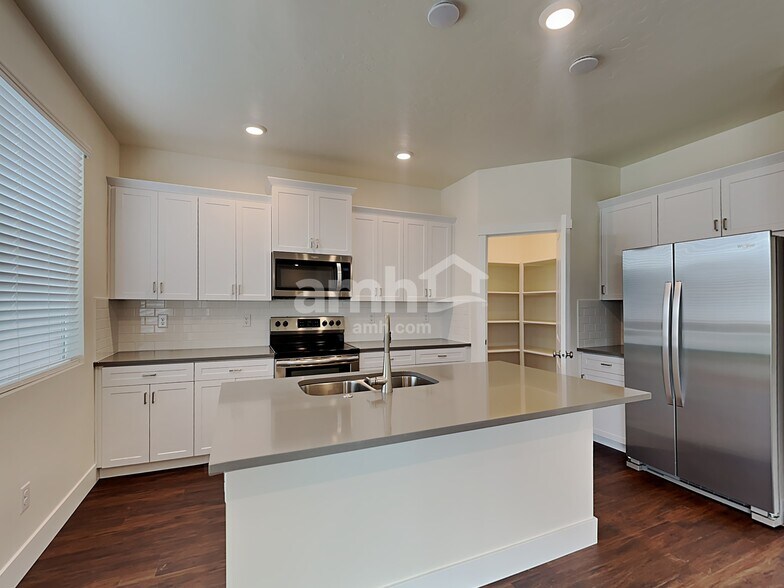 Building Photo - 937 Moorside Ave