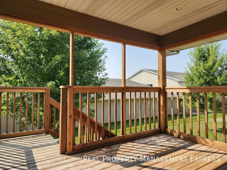 Building Photo - Modern 4 Bedroom 2 Bathroom Twin-Home in Tea