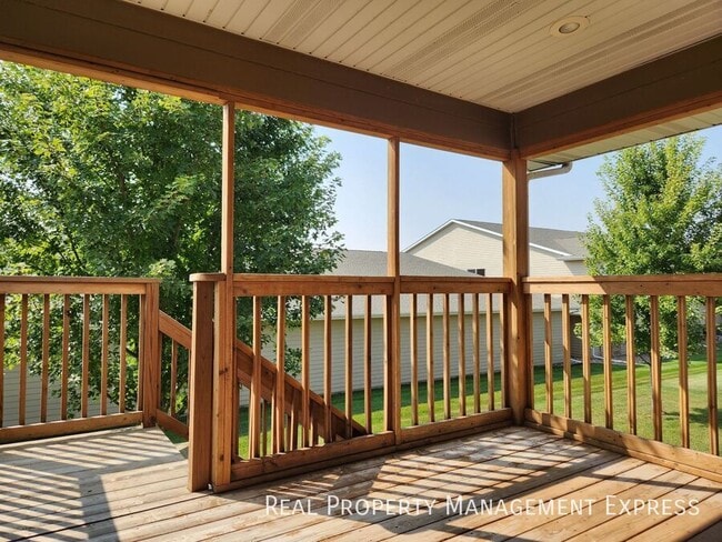 Building Photo - Modern 4 Bedroom 2 Bathroom Twin-Home in Tea