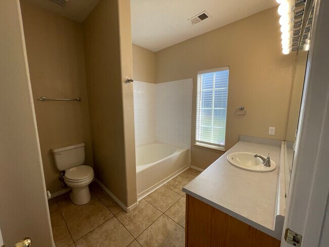 Building Photo - 7243 Natalie Janae Ln NE