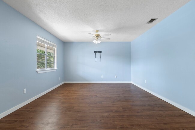 Building Photo - 1100 Shoreline Dr