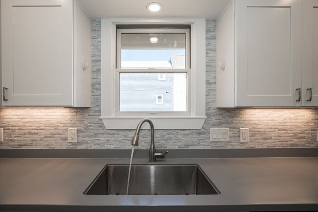 Building Photo - Renovated Beach House