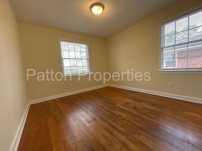 Building Photo - Corner of Plowden & South Kilbourne