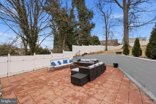 Building Photo - 2211 Franklin St NE