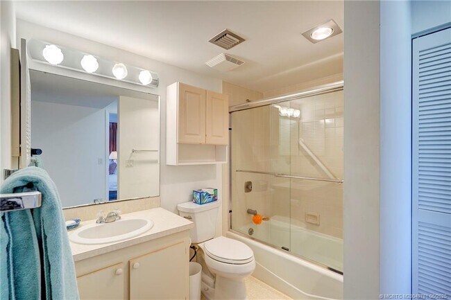 Building Photo - 5532 NE Gulfstream Way