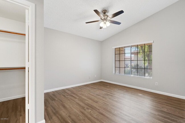 Building Photo - 1120 N Val Vista Dr